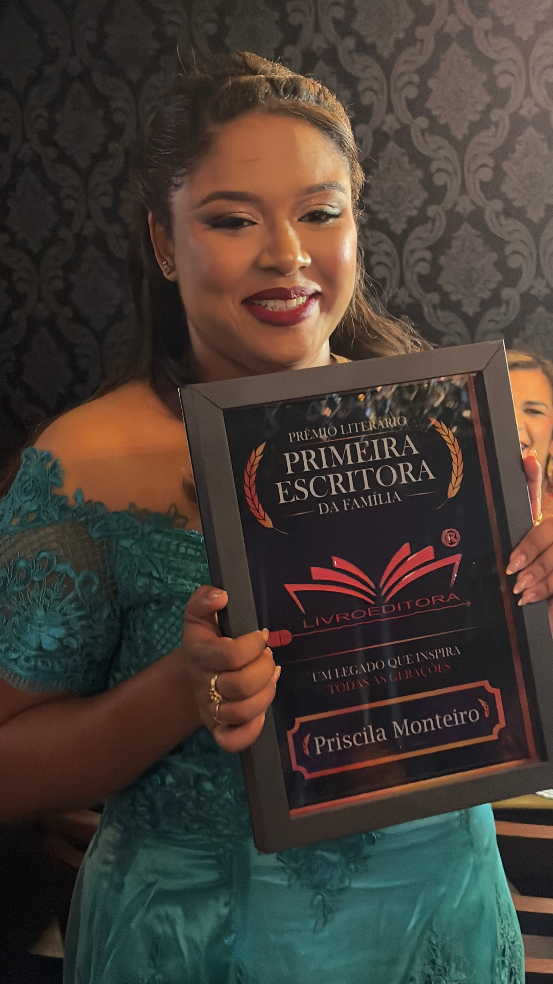 Priscila Monteiro autografando exemplar do livro Oi, Querido Abusador